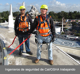 Ingenieros de seuguridad de Cal/OSHA trabajando.