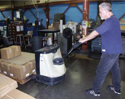 Man using a pallet truck